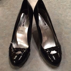 American Eagle black patent pumps
